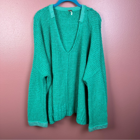 Free People oversized green knit v-neck sweater size medium/large M/L - Picture 3 of 8
